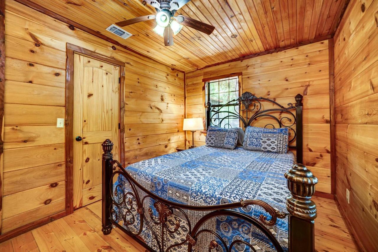 Private With Hot Tub And Gazebo! Holiday home Broken Bow