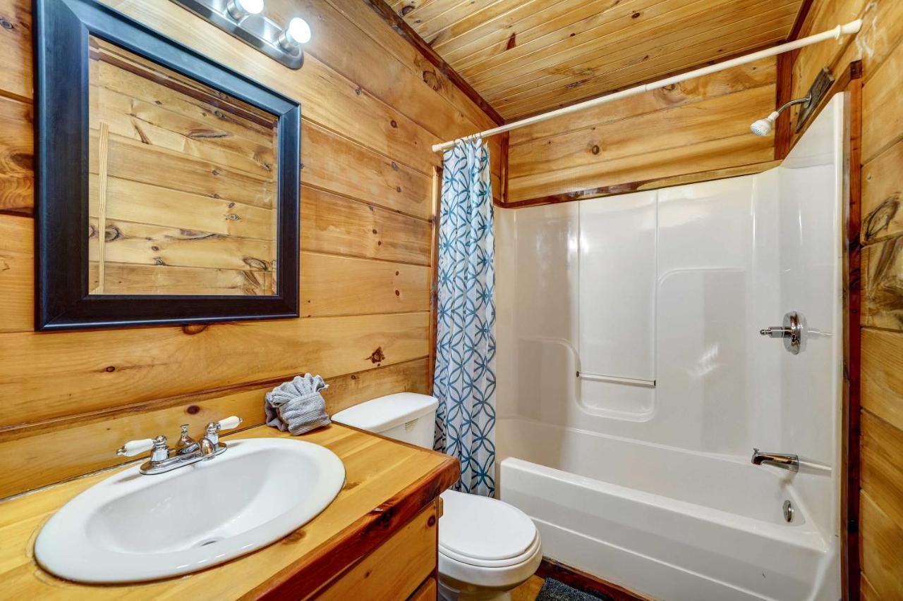 Private With Hot Tub And Gazebo! Holiday home Broken Bow